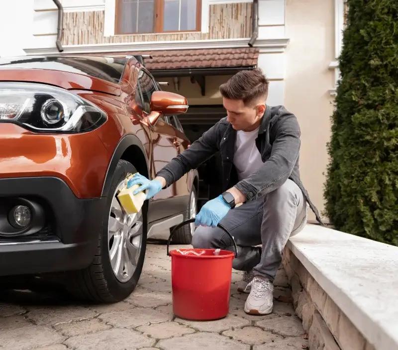 Lavage auto à domicile Bun : professionnel intervenant sur un véhicule